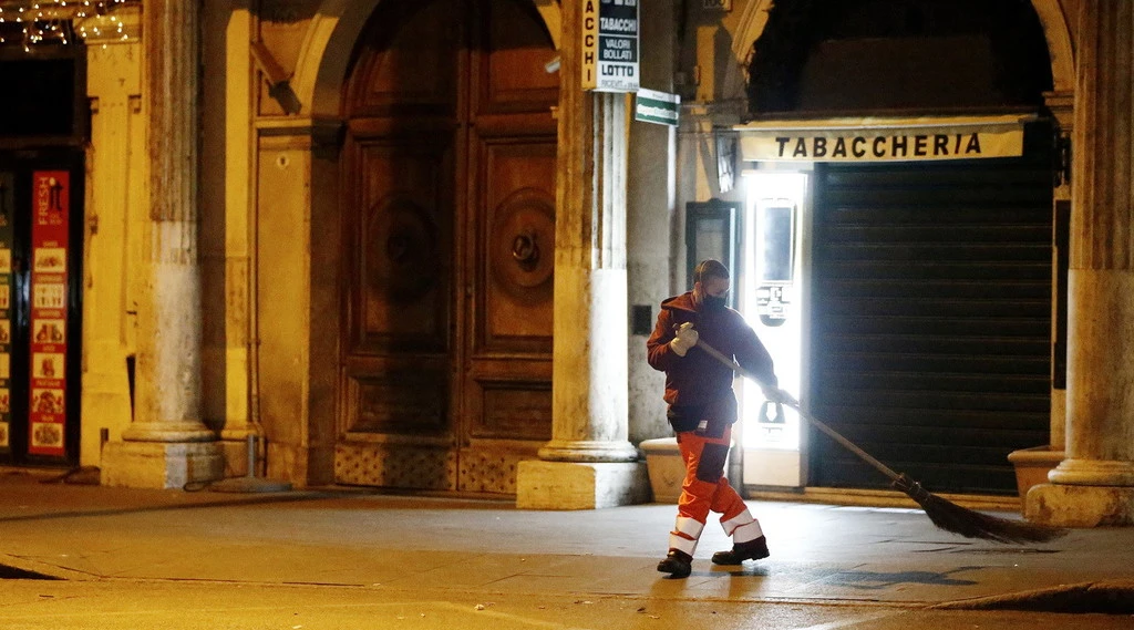 Coronavirus, 3 regioni verso la zona rossa. Il Cts: "A Natale niente cenone". Il giorno delle serrate