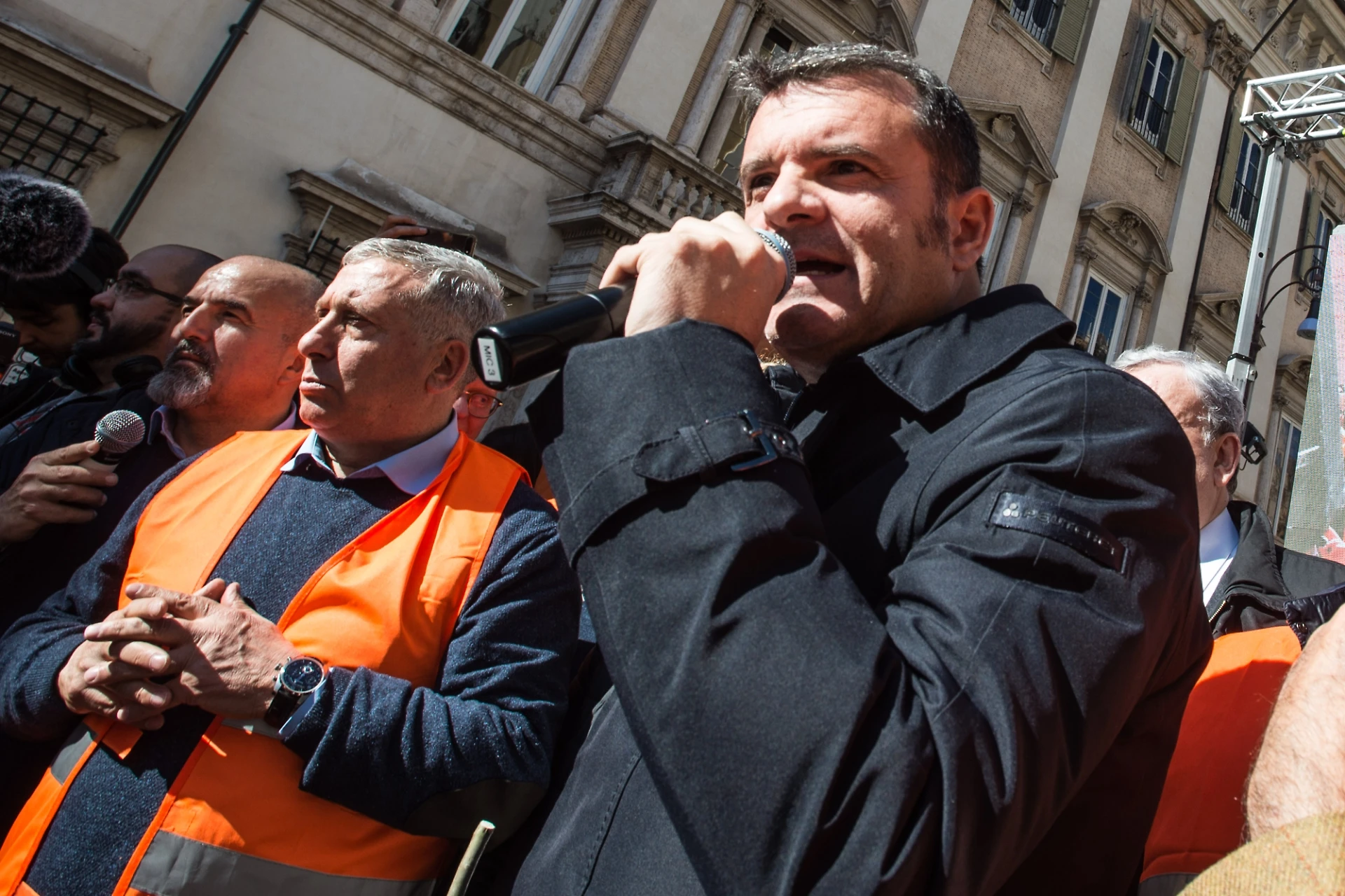 Gian Marco Centinaio contro Virginia Raggi: "Dalla sindaca basta teorie dei complotti"