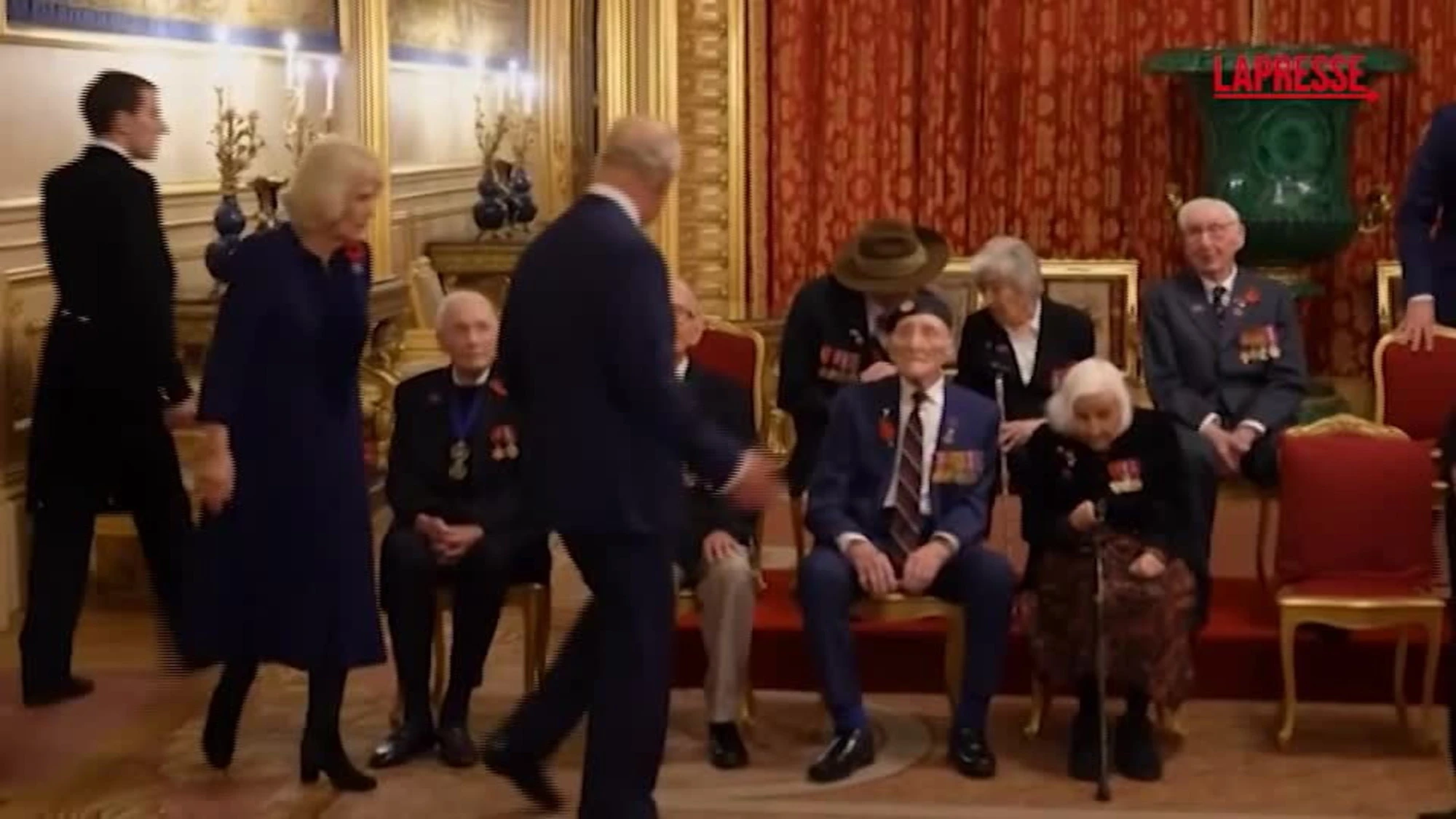 Castello di Windsor, Re Carlo abbraccia un veterano di 105 anni