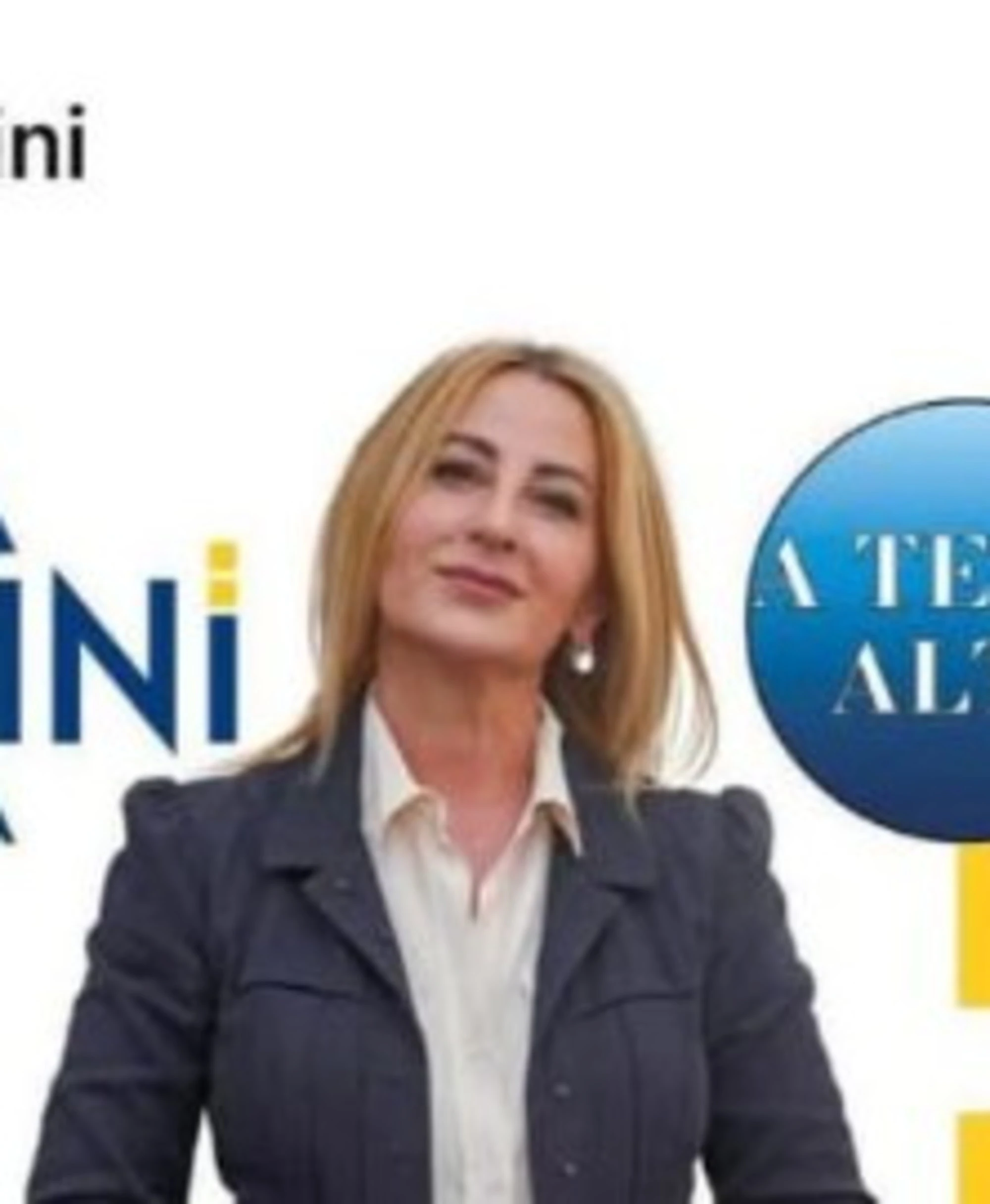 De Luca fa campagna nelle scuole: la foto che fa esplodere lo scandalo