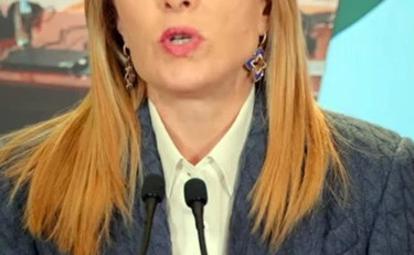Giorgia Meloni risponde a Macron: "Ingerenze? Lui ha dato asilo ai brigatisti". E sulle toghe...