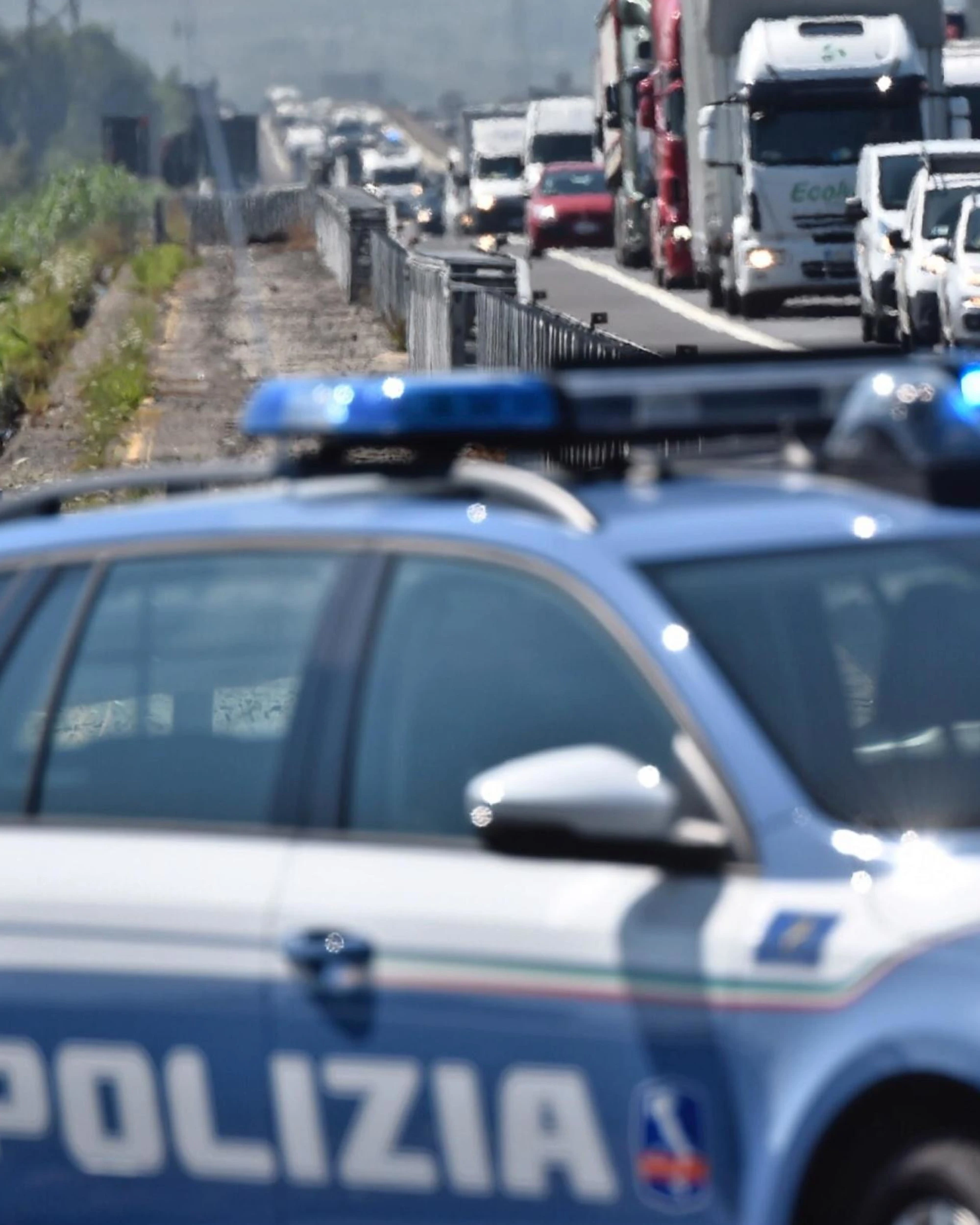 A1, non si ferma all'alt e sperona una pattuglia: chi c'era alla guida