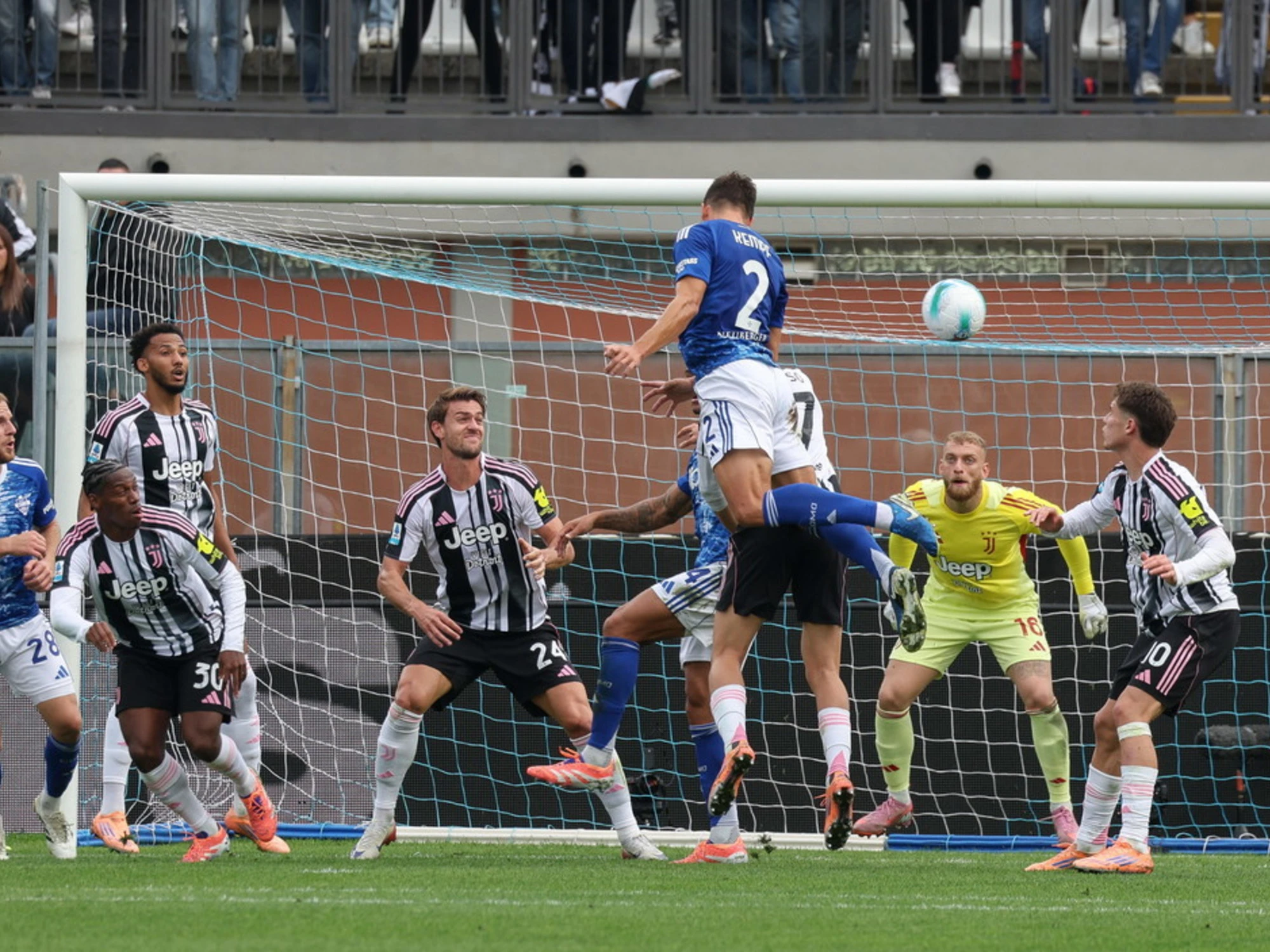 La Juve crolla a Como, bufera su Tudor. Chi spunta in tribuna...