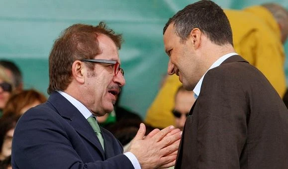 Flavio Tosi, primo cittadino di Verona rieletto in queste ultime amministrative, insieme al leader leghista Bobo Maroni