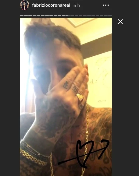 Fabrizio Corona, l'ex paparazzo in lacrime: finita la storia con Asia Argento? Cosa c'è dietro