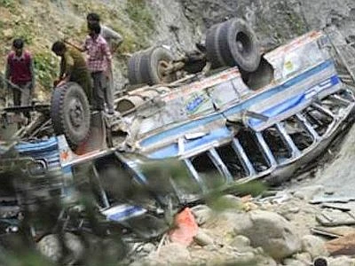 Pullman prende fuoco in India, 40 passeggeri morti nel rogo, salvi in sette