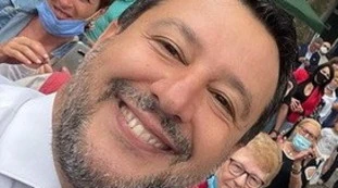 Matteo Salvini, notate nulla di strano nella foto? Alle sue spalle... qualcosa che non si era mai visto