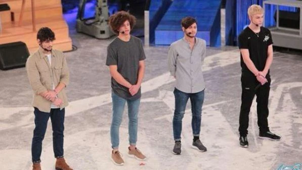 Amici di Maria De Filippi, punizione per quattro concorrenti? Hanno fumato spinelli