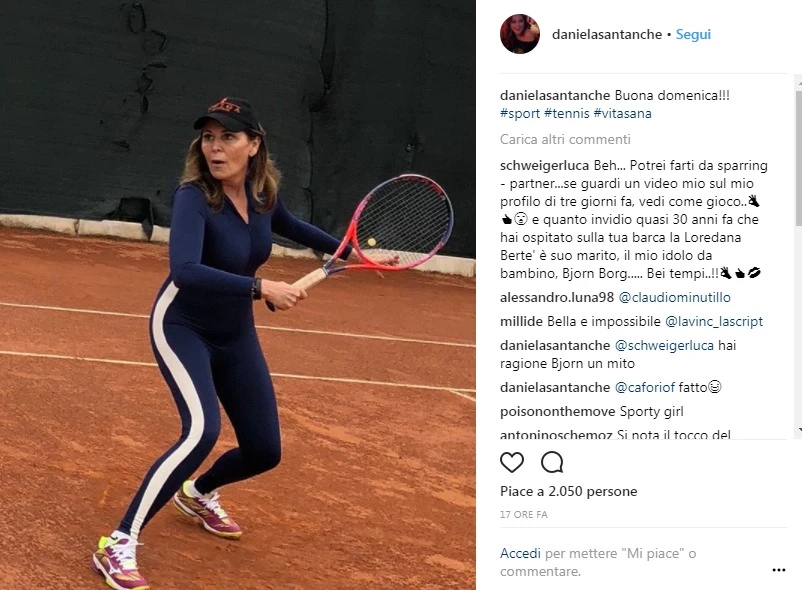Daniela Santanchè, la tutina super-aderente che mette in risalto un fisico da urlo sul campo da tennis