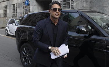 Fabrizio Corona, non si ferma all'alt dei carabinieri: bloccato e denunciato. Lui smentisce ma...