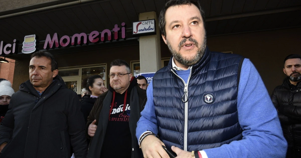 Matteo Salvini, "scusi lei spaccia?". La citofonata, il leghista trionfa in tribunale: sinistra muta