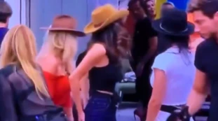 Grande Fratello Vip, Andrea Denver sogna Adriana Volpe: le guarda il lato B e a letto le accarezza i capelli
