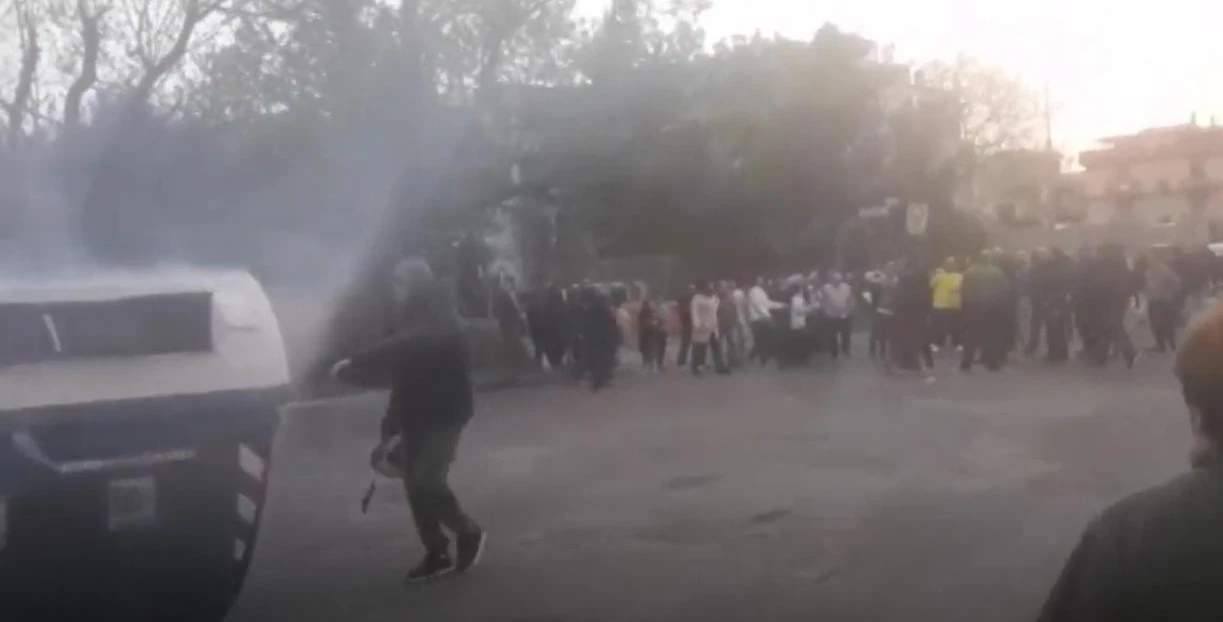 Roma, vince la rivolta dei cittadini contro i rom: Virginia Raggi si arrende, dove "piazza" i nomadi