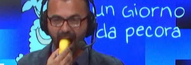 Un giorno da pecora, Lorenzo Fioramonti si lascia andare: non solo mangia le merendine, ma suona anche