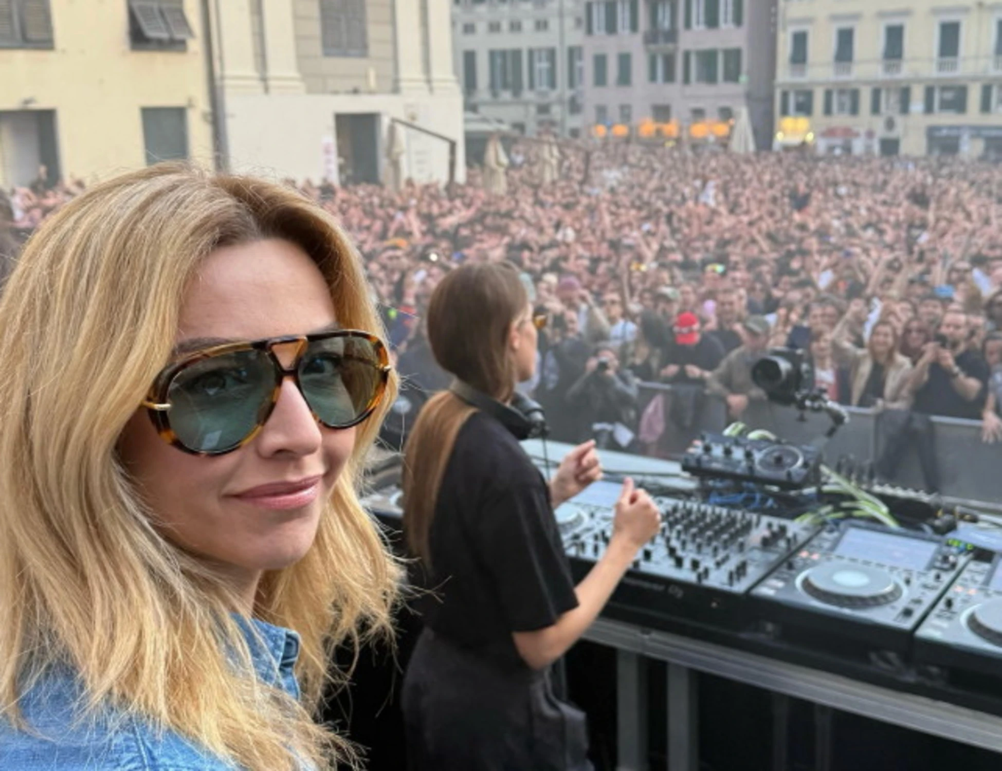 Silvia Salis in consolle? Massacrata sui social: "Al governo a colpi di rave"