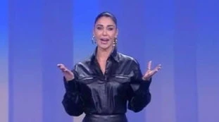 Le Iene, Belen Rodriguez sconvolge lo studio: minigonna inguinale, calze a rete e quel "buco". Da morire...
