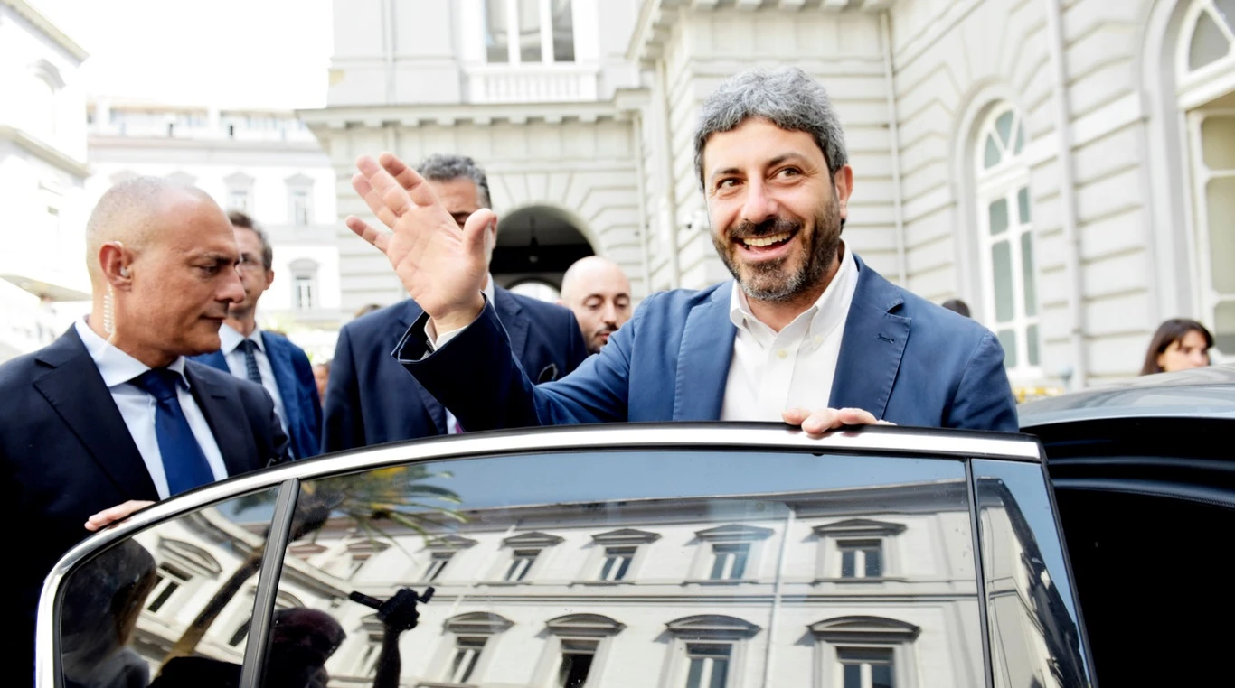 Roberto Fico, il grillino diventa casta: in soli quattro mesi dal bus al macchinone