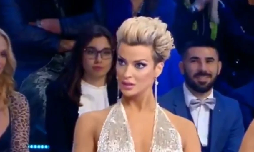Live-Non è la D'Urso, Laura Desiree? La giornalista che si spoglia durante i tg, in studio così