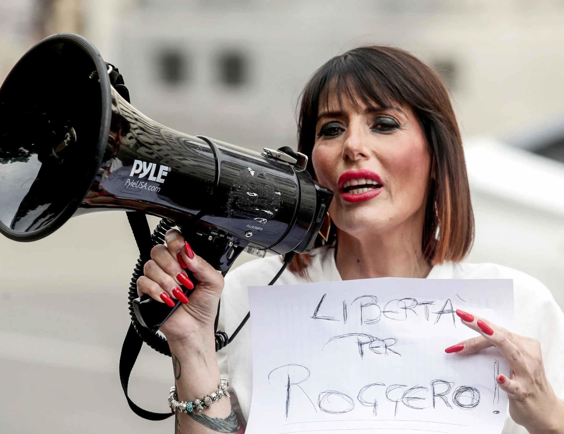 Mario Roggero, Stefania Caiafa da sola in piazza: finisce a insulti