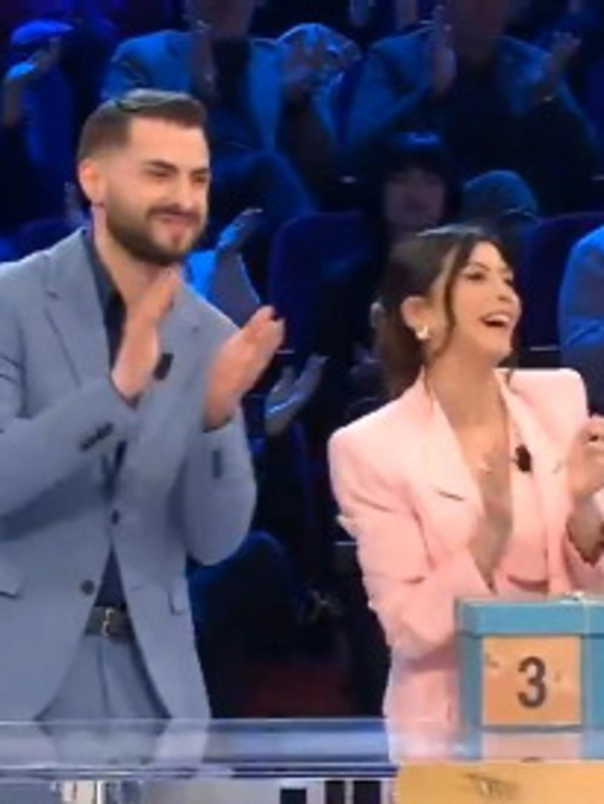 Affari Tuoi, l'attacco feroce contro Eleonora e Giacinto: "Sembrano madre e figlio, se li porta malissimo"