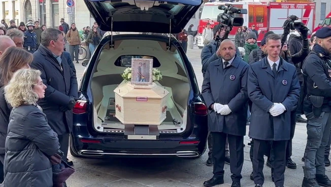 Funerali Achille Barosi, feretro salutato da applausi e note di "Perdutamente"