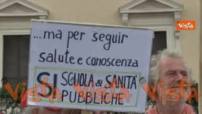 Leggi l'articolo: "Presidente, il popolo ha fame. Mangino pastarelle", i cartelli al corteo della Cgil a Roma