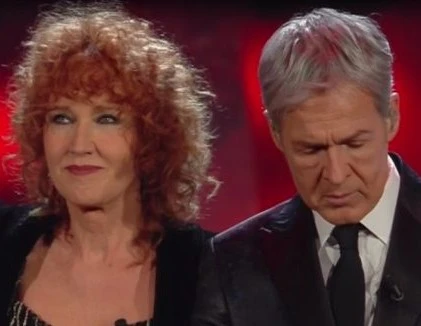 Striscia la notizia, Sanremo e "Quelle 'coincidenze'...": il giallo del cantante, c'entra la Mannoia
