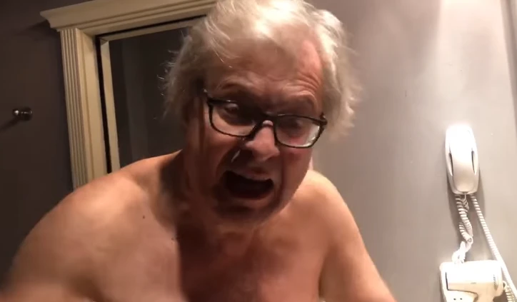 Vittorio Sgarbi sbrocca in hotel contro gli aeroporti: "Regole di m***, avete rotto i cog***"