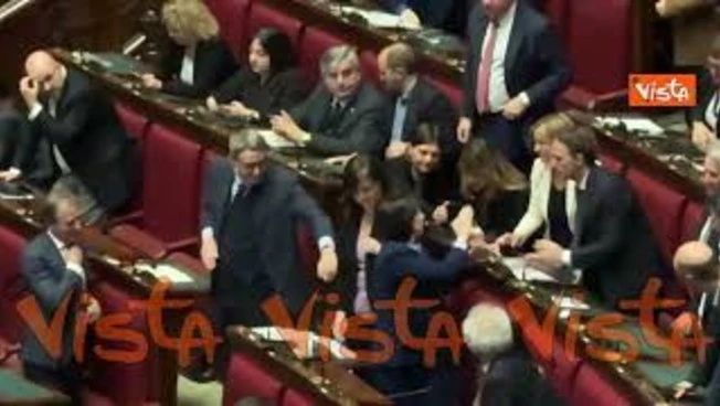 Schlein a Meloni: Non si preoccupi toccherà a noi, standing ovation e abbracci per la leader Dem