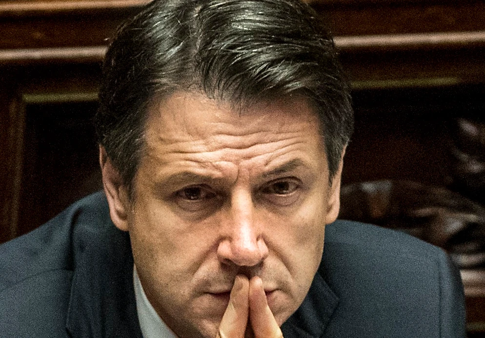 Giuseppe Conte, il premier grillino mette le mani nelle nostre tasche: tasse, voce inquietante