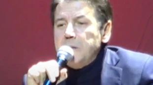Conte umiliato: "Ma che tradizioni avete?", gelo sul palco