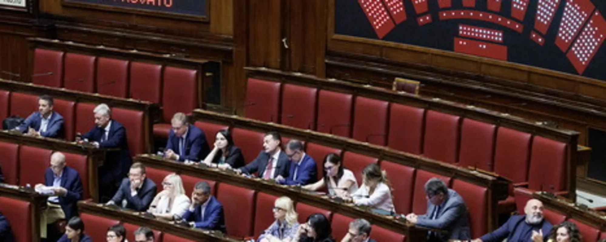 Il campo largo si auto-distrugge alla Camera: salvati dal non-voto, ma l'alleanza non esiste più