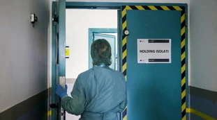 Coronavirus, bollettino 21 novembre: 35mila contagi e altri 700 morti, ma si vede una luce negli ospedali