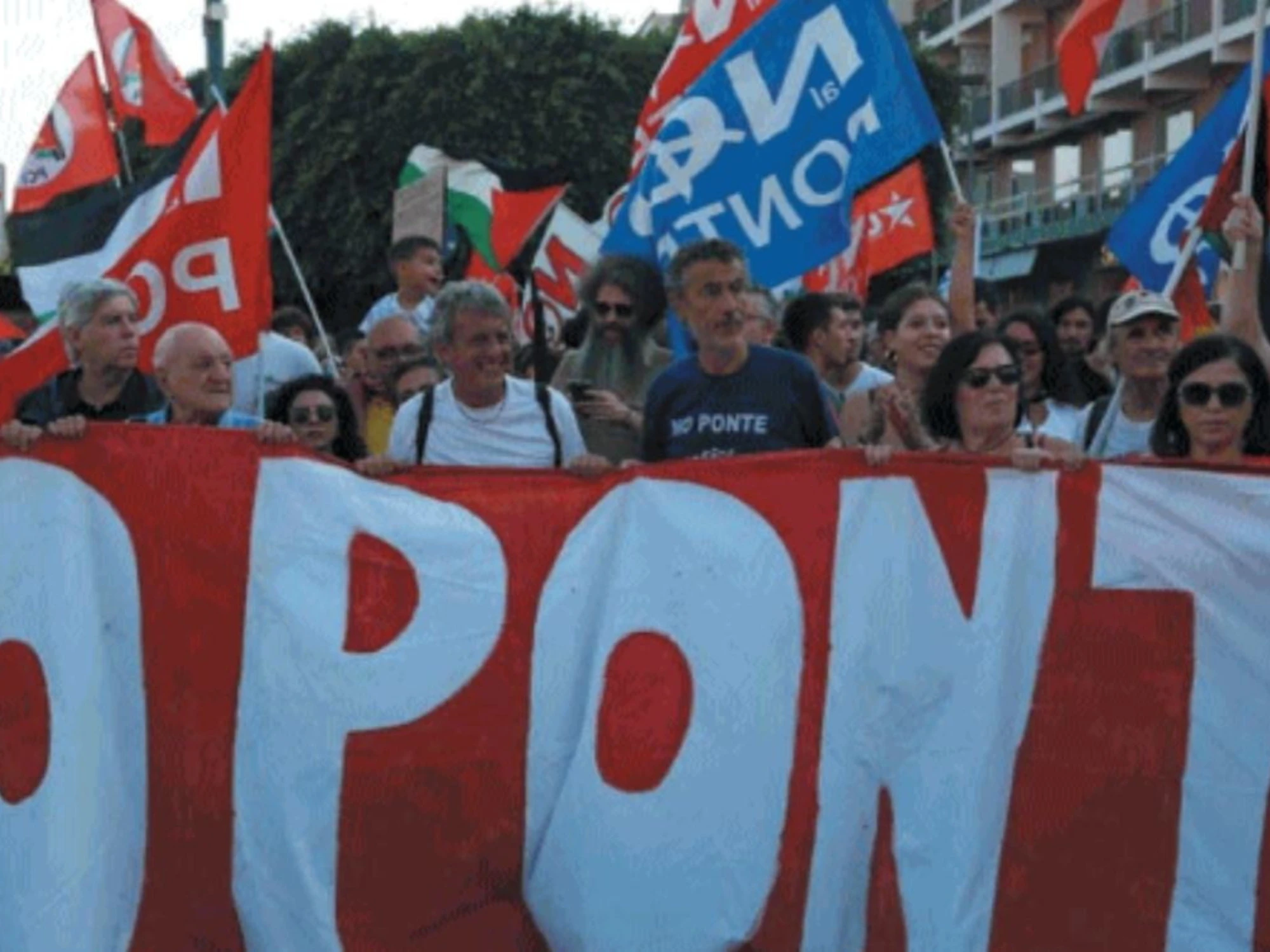 La protesta "No Ponte" è il festival dei deliri