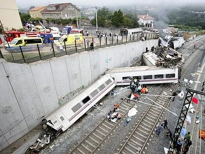 Deraglia treno a Santiago di Compostela: almeno 77 morti