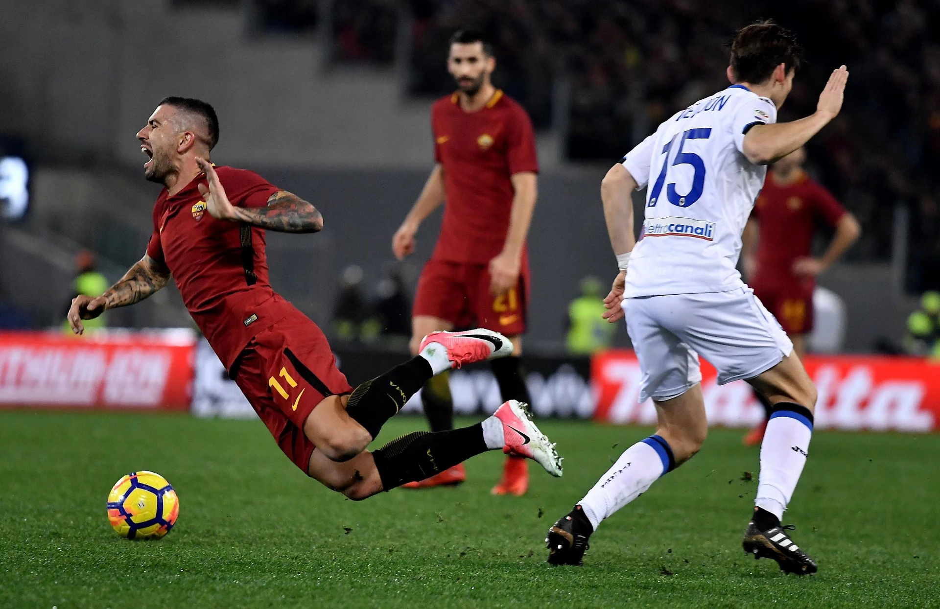 Serie A, la Roma crolla contro l'Atalanta in dieci: 2-1 per i bergamaschi con Cornelius e De Roon