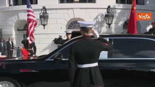Trump e Melania ricevono Xi Jinping e la moglie alla Casa Bianca. Stretta di mano tra i Presidenti