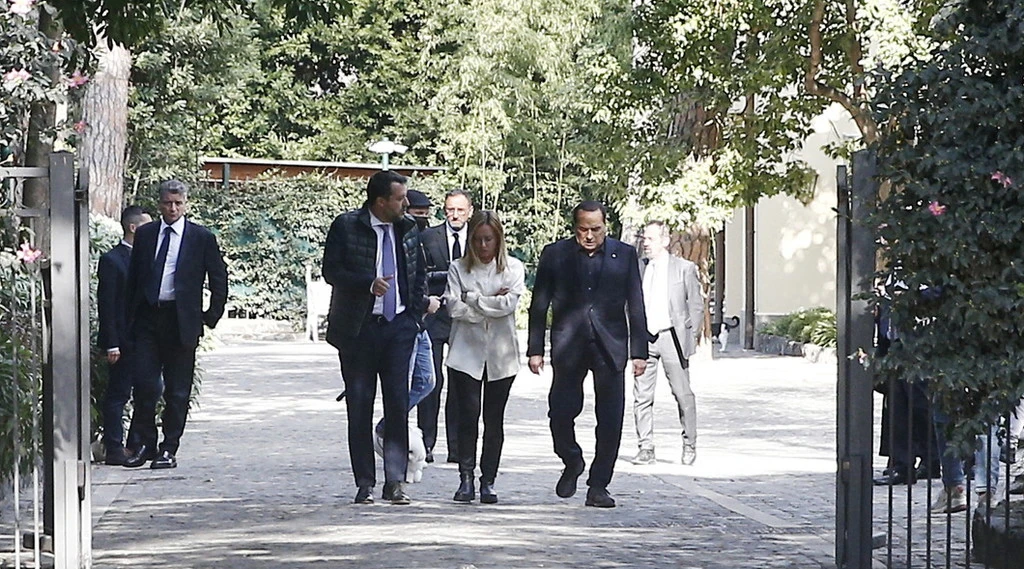 Lega: "Nessun veto". Ma Meloni lascia Villa Grande: centrodestra, salta il vertice