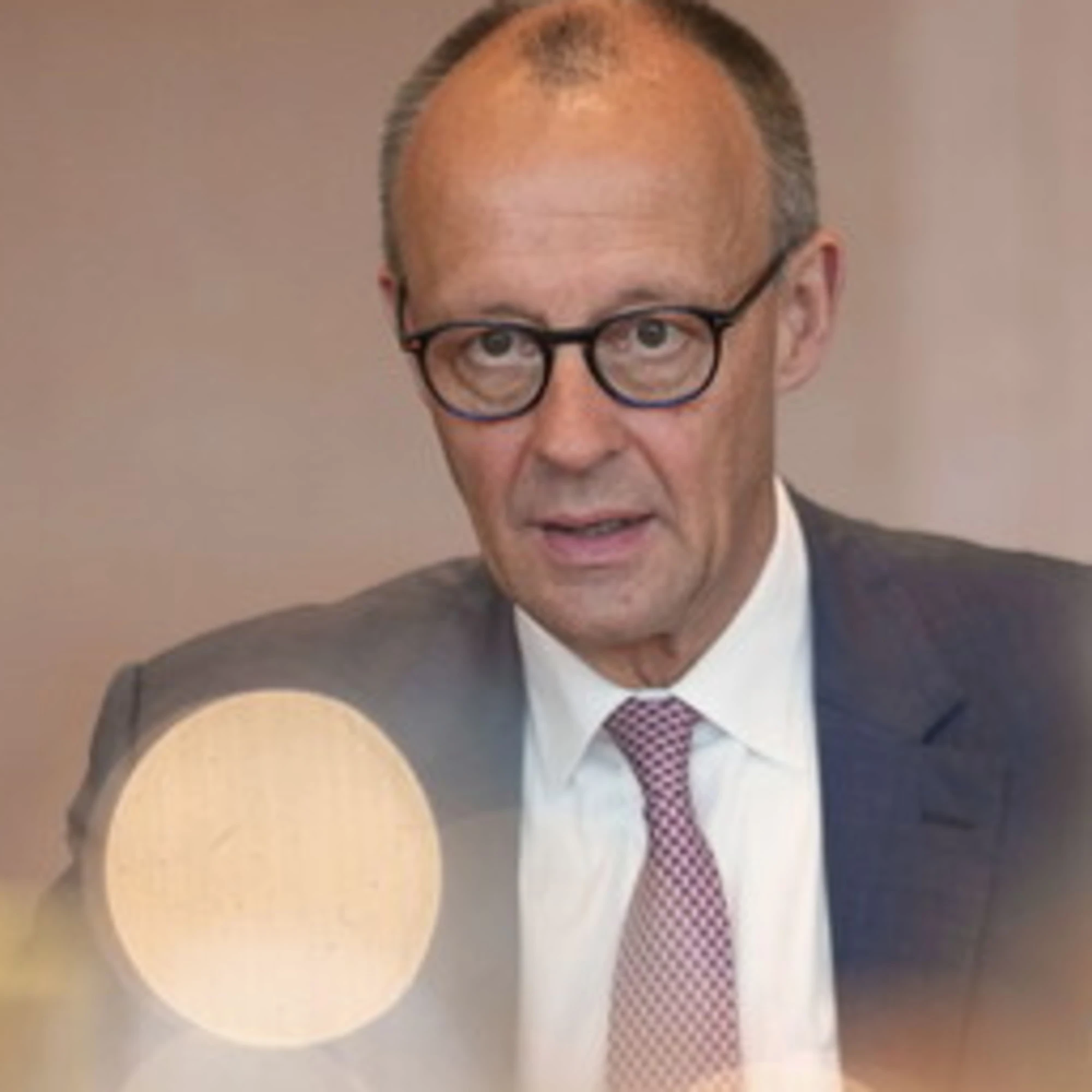 Merz fa il duro con Putin che sfotte l'Ue