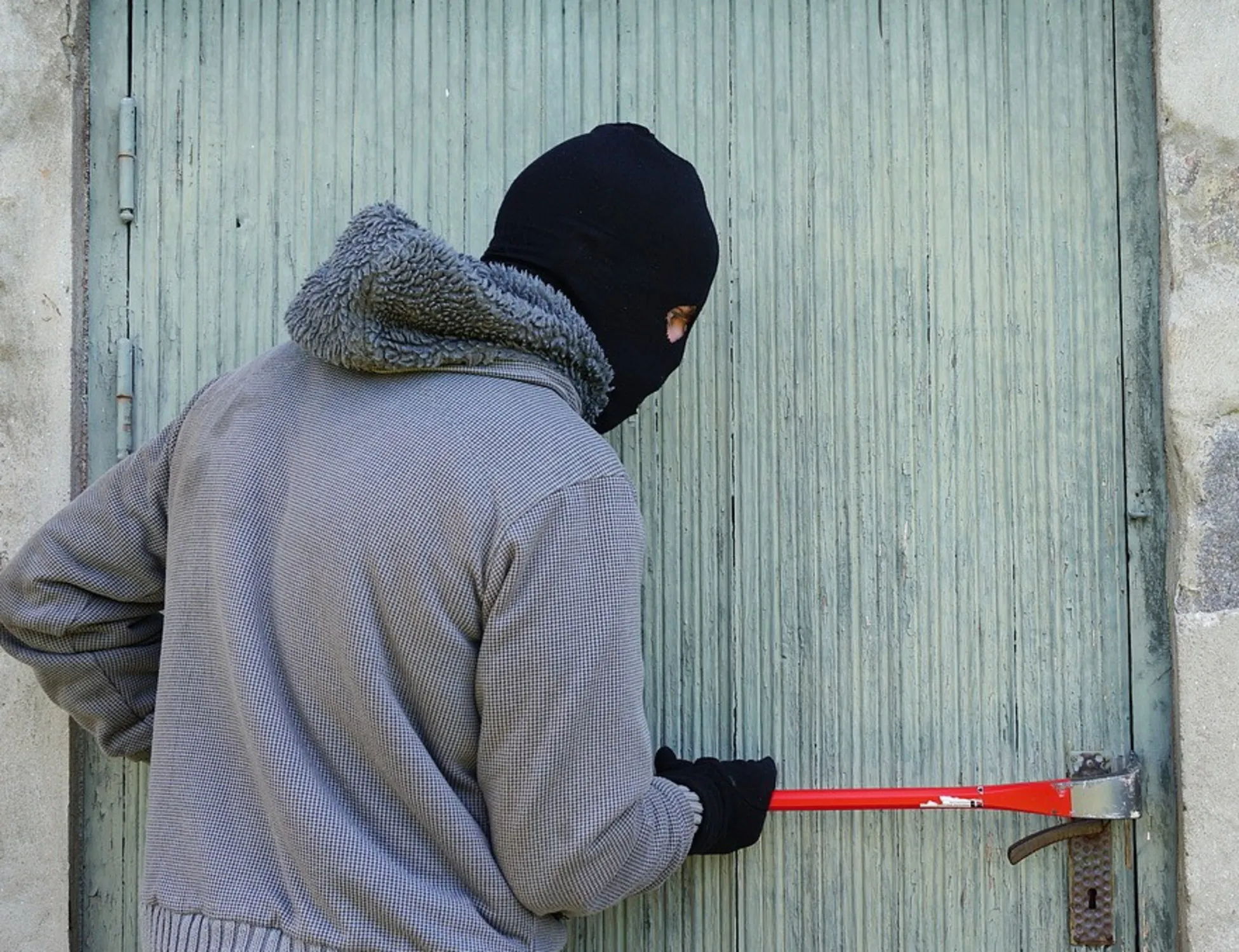 Leggi l'articolo: Sorpreso a rubare, ladro preso a picconate: che fine fa