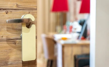 Rimini, "hotel 4 stelle a 18 euro a notte": le offerte scatenano il caos