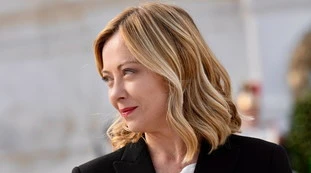 Giorgia Meloni, la premier annuncia la candidatura e partono i veleni