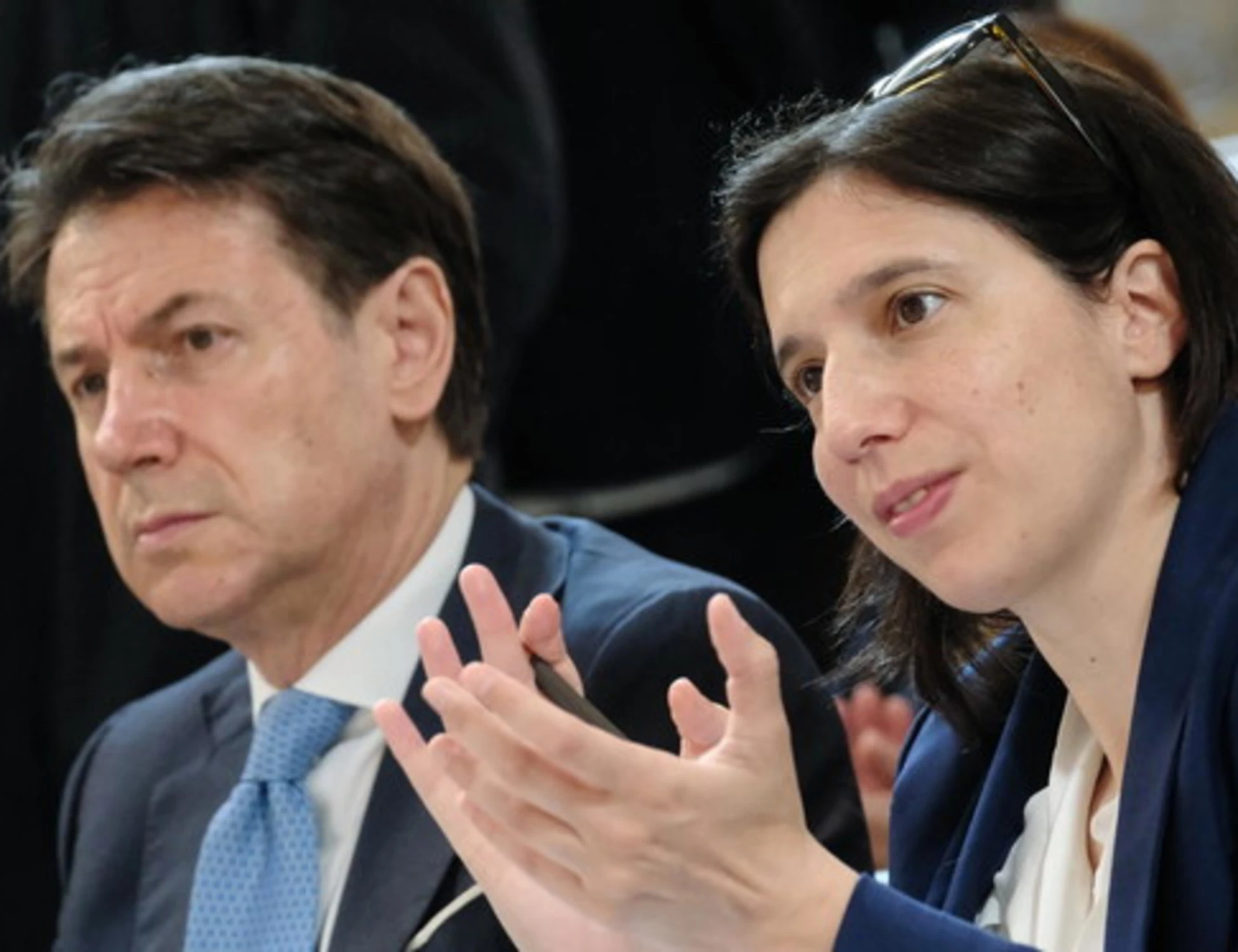 Conte il temporeggiatore sta rosolando Schlein a fuoco lentissimo