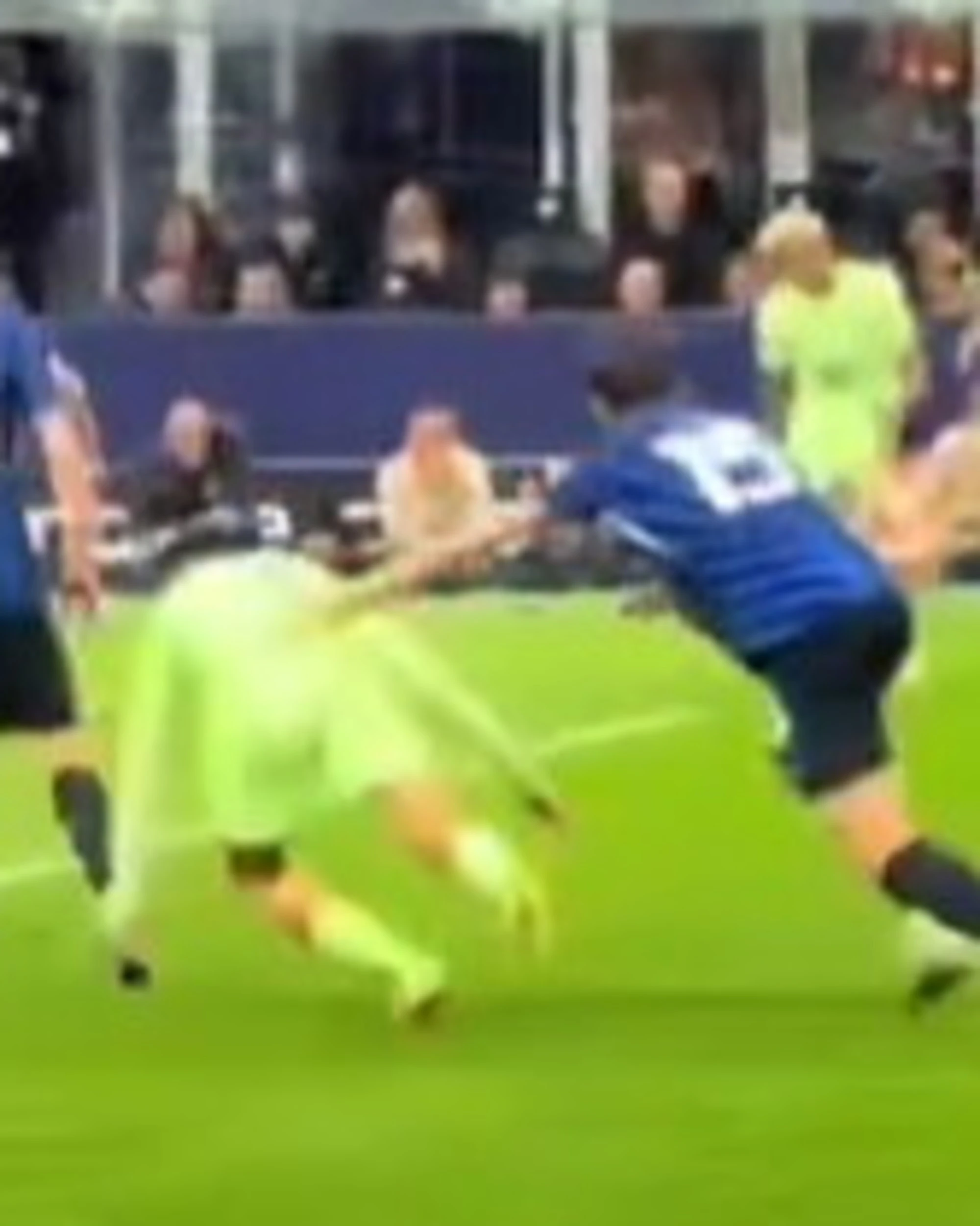 Acerbi maltratta Pedri: il video che fa impazzire il Barcellona