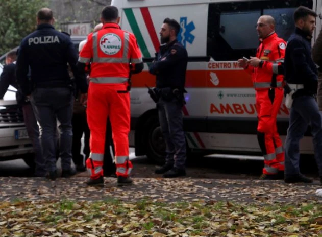 Lecce, auto finisce contro un camion e travolge gli operai al lavoro: quattro morti