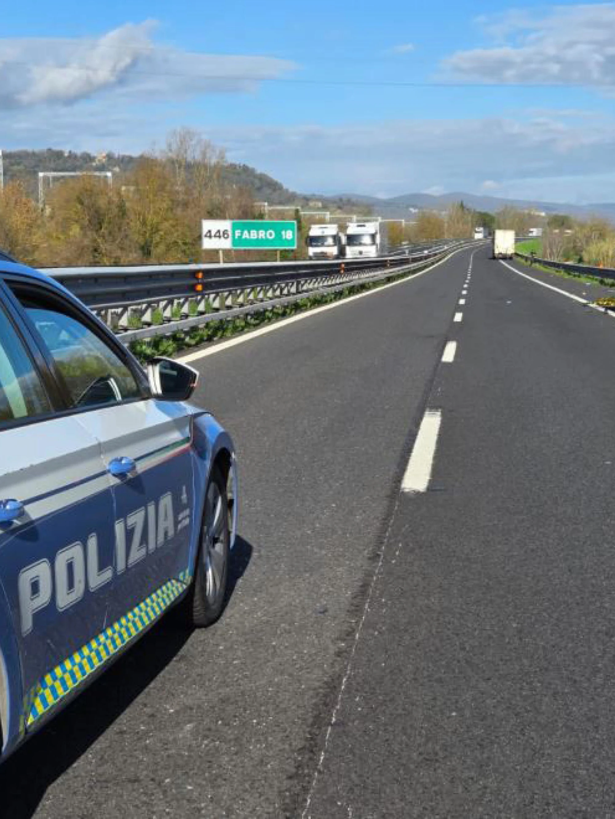 Furgone sfonda l'alt: inseguimento choc sulla Adriatica, ferita una donna