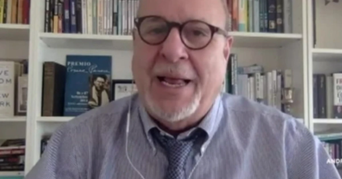 Alan Friedman, è scontro con Luigi De Magistris: "Ignoranti, è osceno, grottesco"