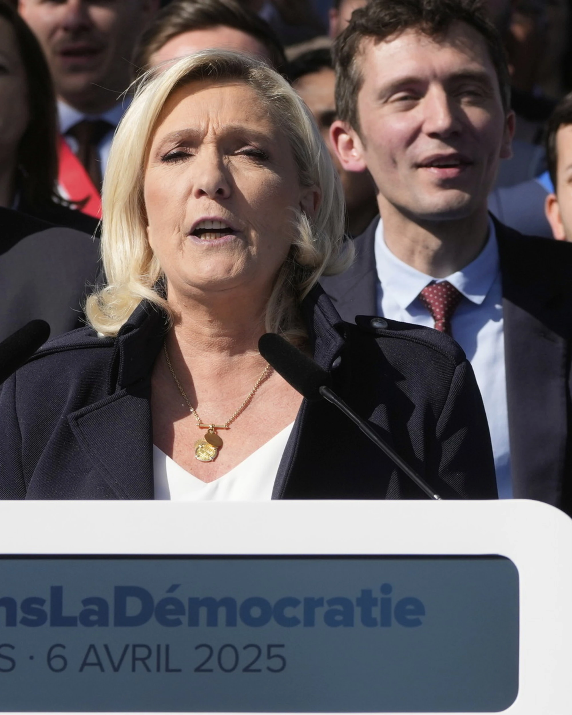 Marine Le Pen in piazza: "Aggiunta ai trofei di caccia, ma non mollo". E partono cori anti-Macron