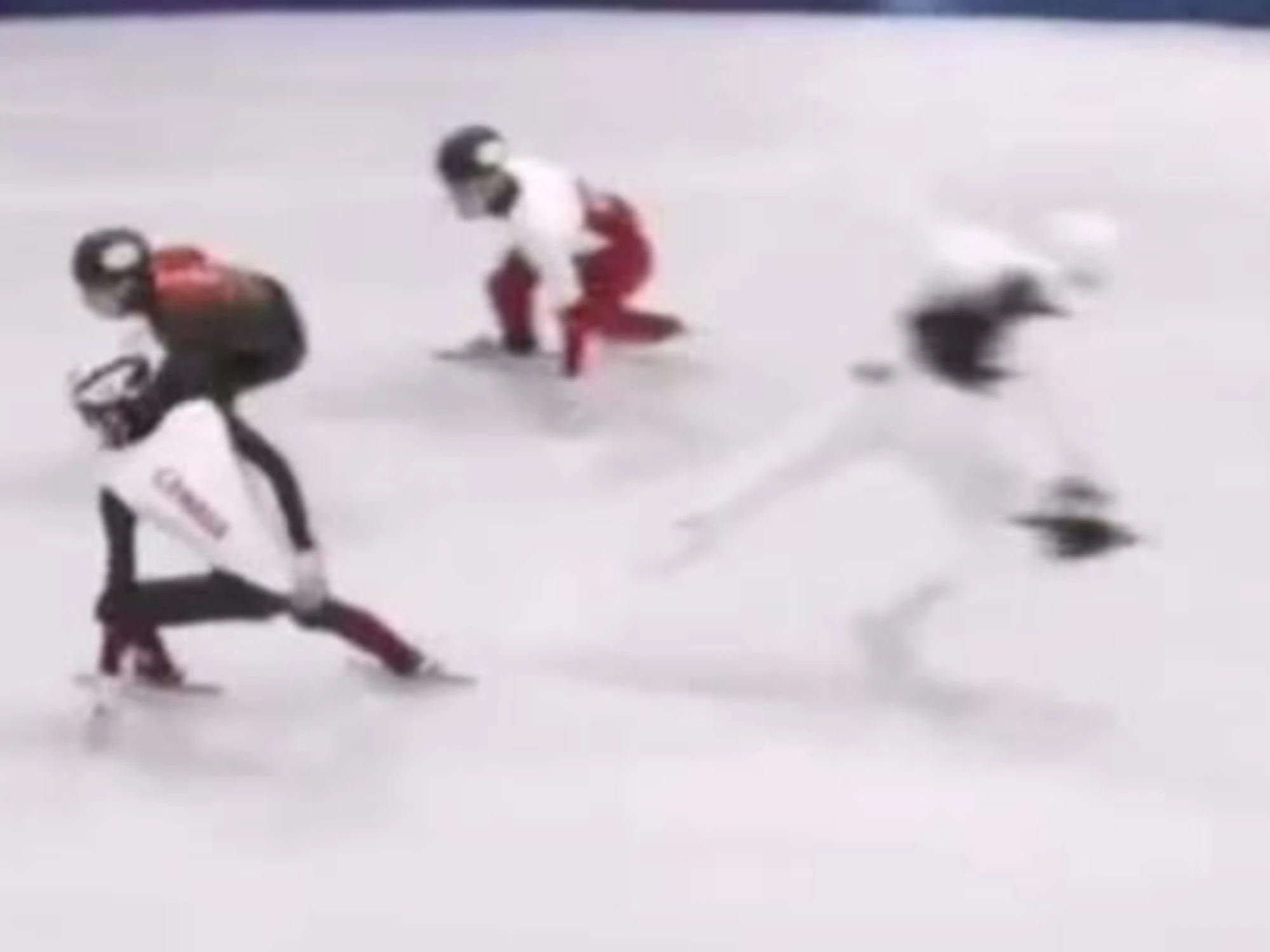 Milano-Cortina, il pattinatore investe e travolge il cameraman: finisce malissimo