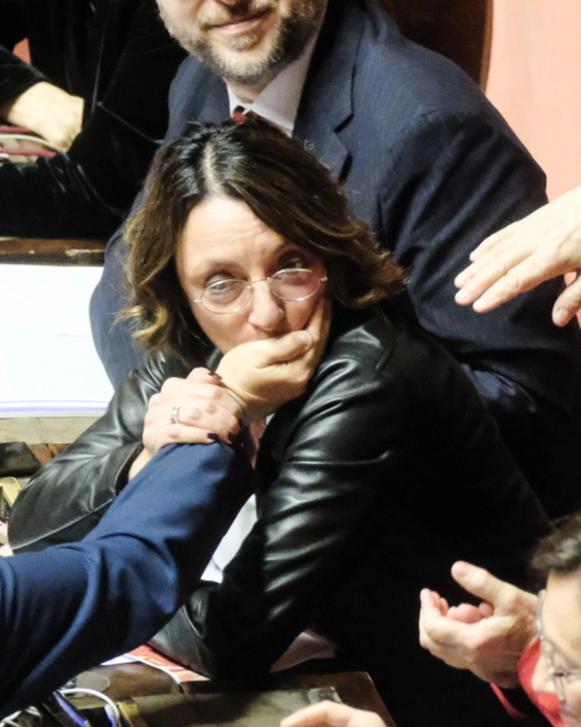 Fratelli d'Italia denuncia la deputata Pd: "Gli ha passato le carte, è un fatto grave"